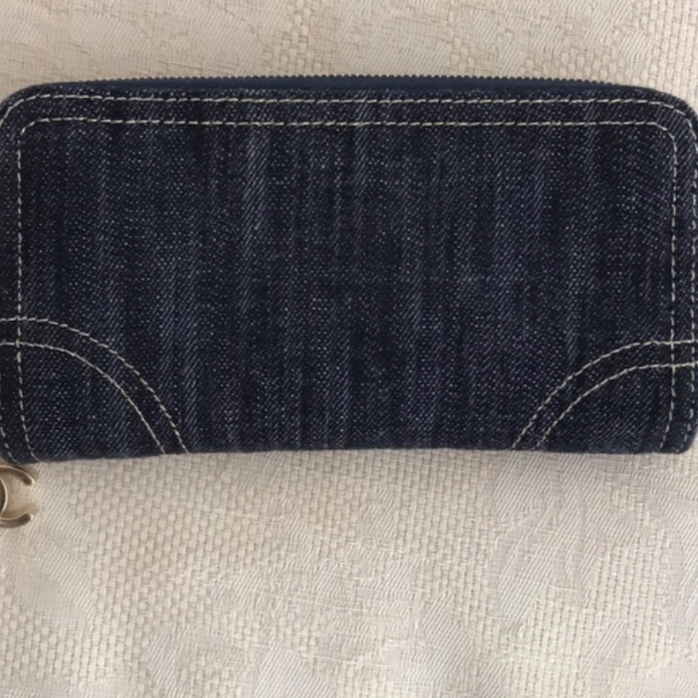 AUTHENTIC VINTAGECHANEL DENIM WALLET CLUTCH WITH GOLD HARDWARE AND THREAD DETAIL - Picture 2 of 4